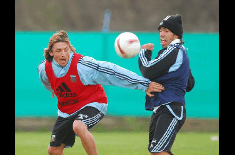 El ex Boca durante una prÃ�ctica junto con Gabriel Heinze El Apache quiere jugar de movida en el equipo de Basile Archivo  TÃ©lam 