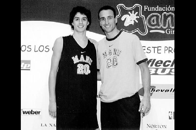 Juan Emilio FernÃ�ndez ChÃ�vez y Emanuel GinÃ³bili Una gran promesa y el mejor basquetbolista argentino de la historia Gentileza Nuevo DÃ­a 