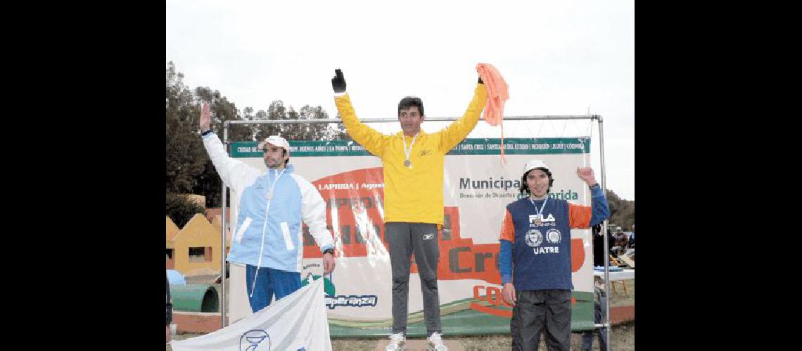 Juan SuÃrez junto con Castro y Sanguinetti en lo mÃs alto del podio Agencia 