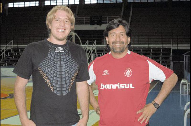 Braian Stanford junto con el entrenador Alejandro Pepiche Ambos van en la bÃºsqueda del ascenso a la Liga Nacional B Claudio MartÃ­nez 