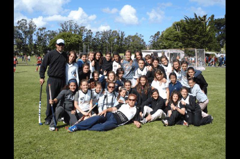 Las chicas del hockey albinegro participaron de un encuentro multitudinario en la ciudad balnearia Prensa 