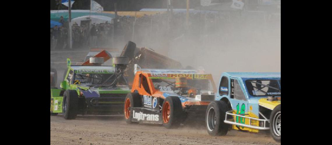 Oscar Covatti sale ileso de la primera curva cuando detrÃs el auto de Raya comienza a elevarse por los golpes  Miguelangel 