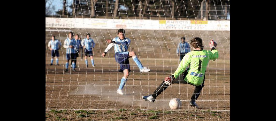 En el final del partido Pedro FernÃndez anotÃ³ de penal el gol que asegurÃ³ la victoria de Racing de La Madrid en el Parque Carlos Guerrero Claudio MartÃ­nez 