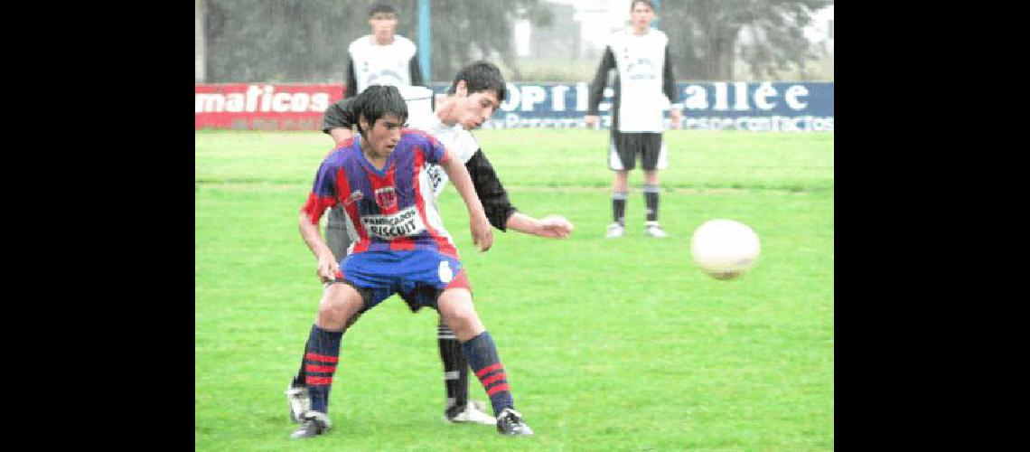 Correa de la sexta de LilÃn recibe el asedio del marcador albinegro 