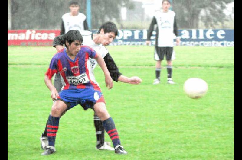Correa de la sexta de LilÃn recibe el asedio del marcador albinegro 