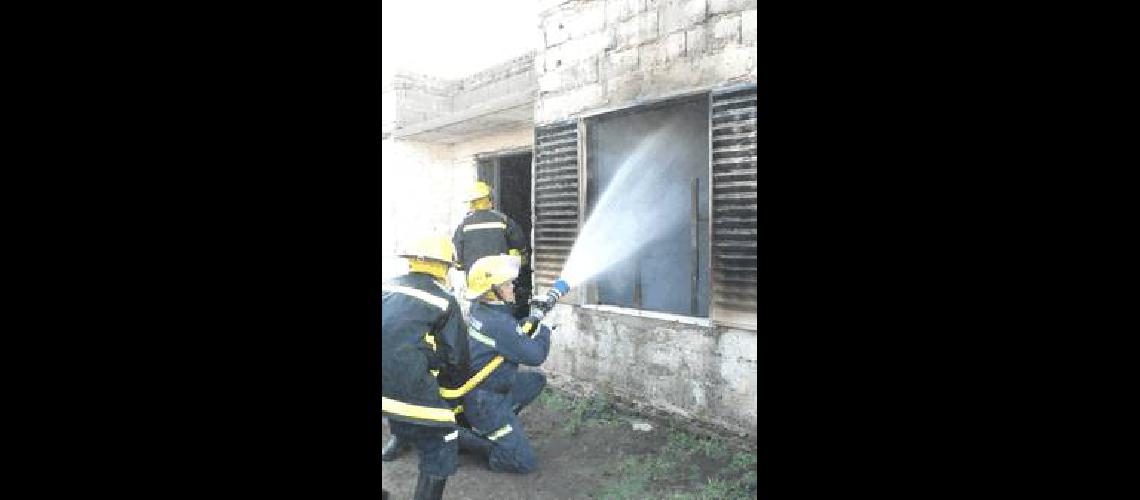 Los Bomberos trabajaron en el lugar por espacio de una hora Marcelo BeltrÃn 