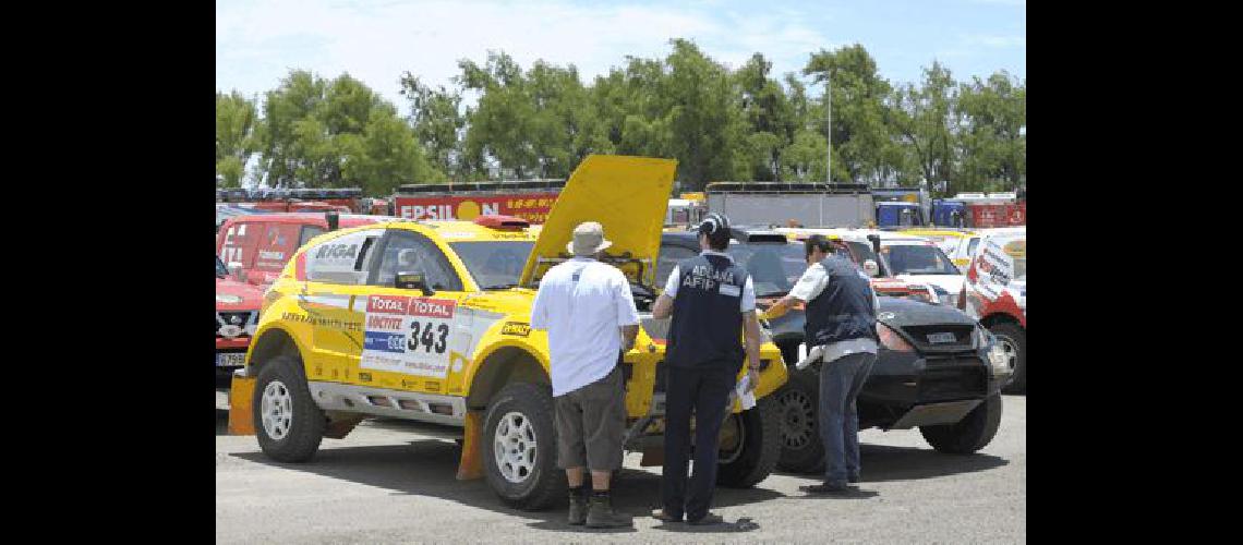 Los diferentes equipos del Rally Dakar 2009 deberÃn recorrer trazados muy complicados AFP 