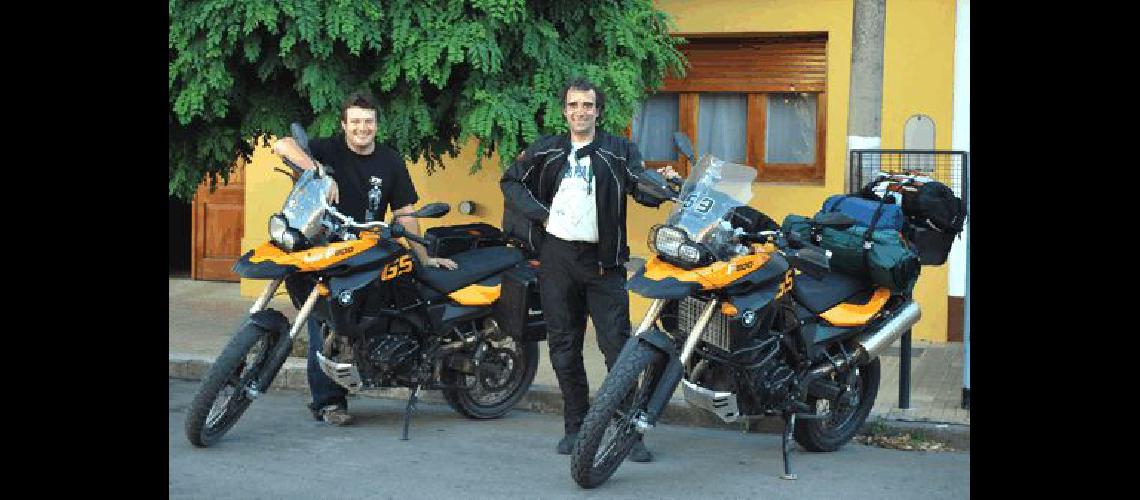 Gato Barbery Osvaldo Decurnex y las dos BMW F 800 GS sobre la que recorrerÃn 600 km por dÃ­a para cumplir las 14 etapas del Dakar 2009 Lucas Pagano 