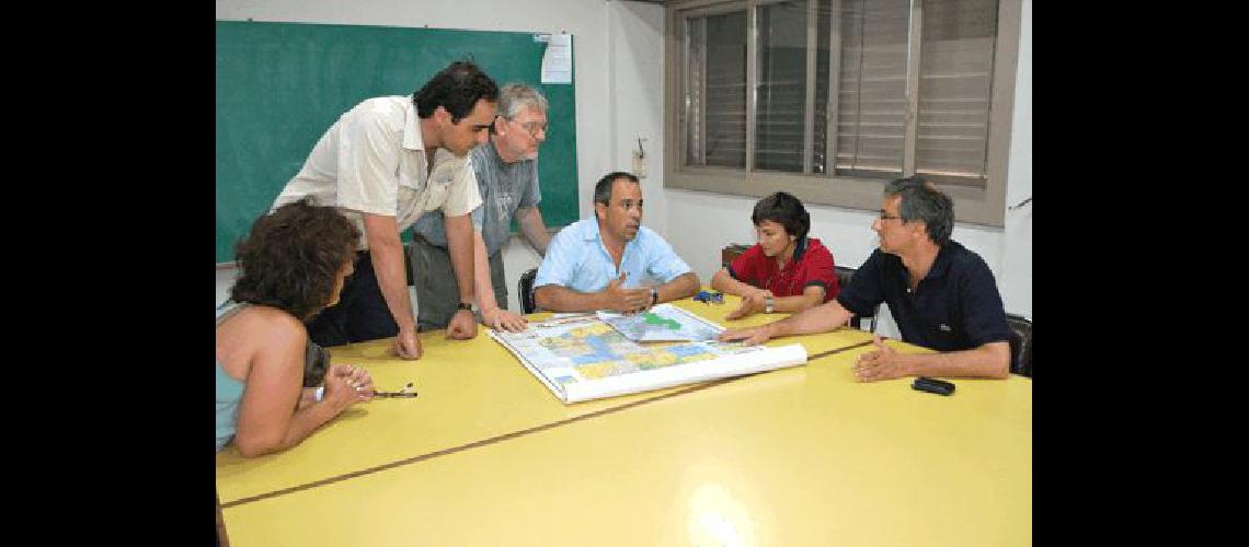 SebastiÃn PenÃ© y Hugo Santonja anoche en la reuniÃ³n que se concretÃ³ en la sede del Inta OlavarrÃ­a Marcelo Kehler 