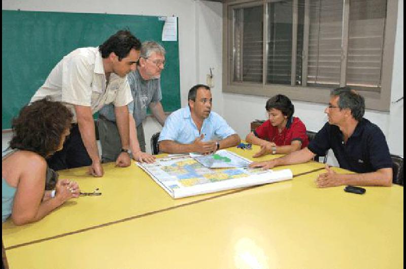 SebastiÃn PenÃ© y Hugo Santonja anoche en la reuniÃ³n que se concretÃ³ en la sede del Inta OlavarrÃ­a Marcelo Kehler 