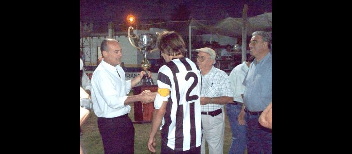 El intendente Fisher hace entrega del trofeo al capitÃn campeÃ³n junto con Oscar DurÃn y Rogelio Bidart Prensa 