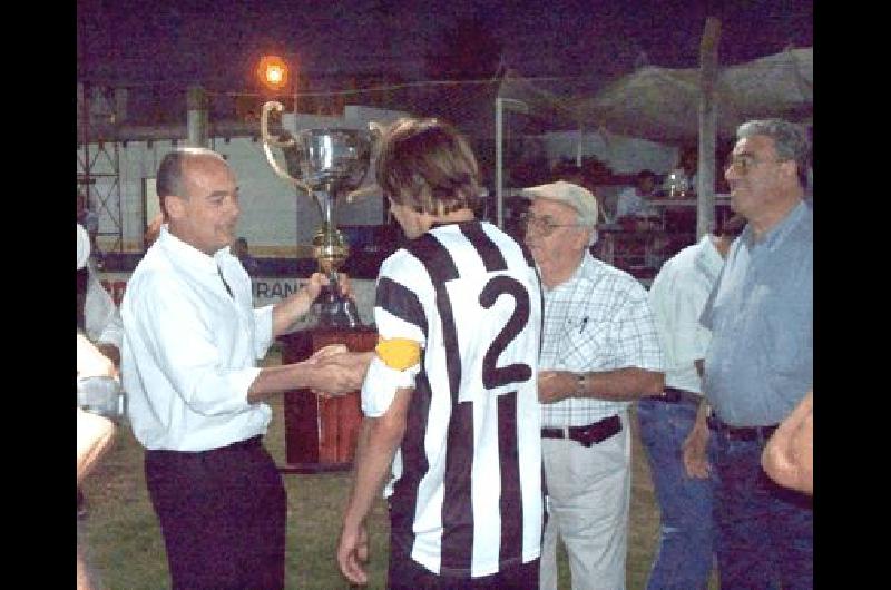 El intendente Fisher hace entrega del trofeo al capitÃn campeÃ³n junto con Oscar DurÃn y Rogelio Bidart Prensa 
