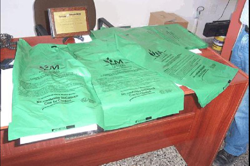 Estas son las bolsitas que se reparten Los encargados esperan que para el aÃ±o que viene la gente aprenda a usar los tarros y no se tengan que repartir mÃs bolsas Agencia 