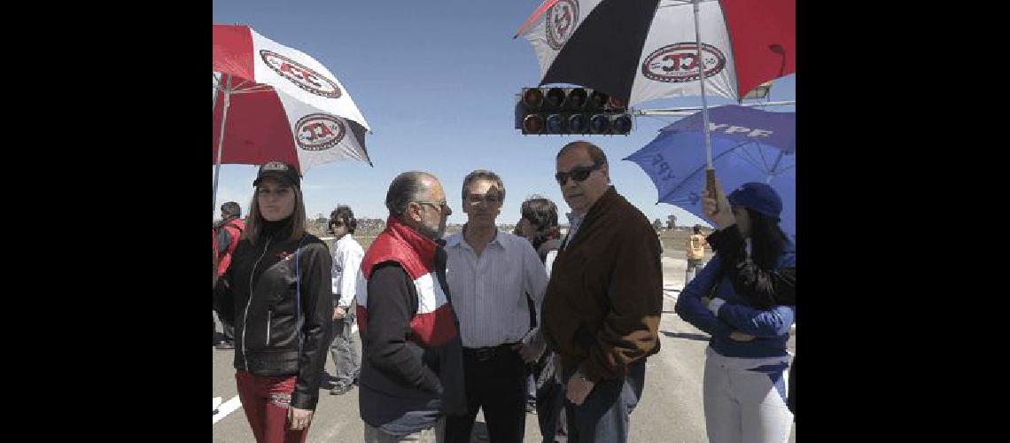 Octubre de 2008 CajÃ©n Eseverri y Aventin disfrutan del Turismo Carretera en OlavarrÃ­a La imagen se repetirÃ en 8 meses Archivo 
