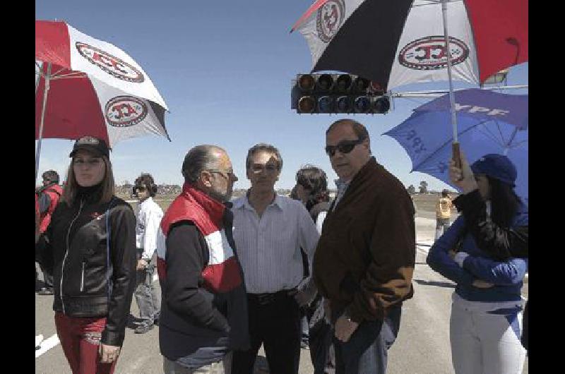 Octubre de 2008 CajÃ©n Eseverri y Aventin disfrutan del Turismo Carretera en OlavarrÃ­a La imagen se repetirÃ en 8 meses Archivo 