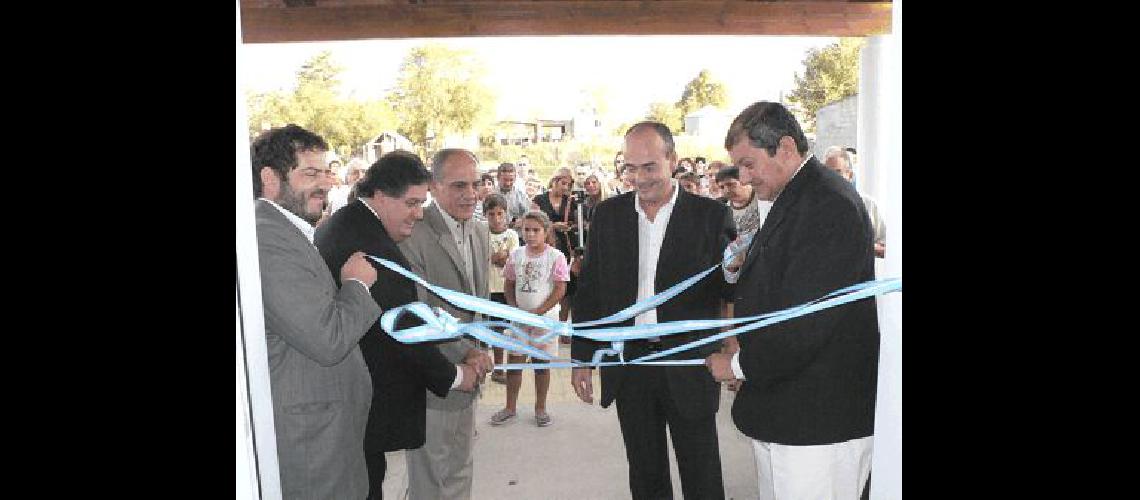 Momento que se efectÃºa el tradicional corte de cintas 