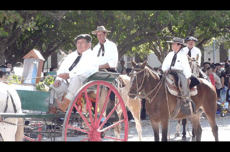 Abanderados y escoltas del RincÃ³n de Los Gauchos JosÃ© HernÃndez abrieron el desfile entonando el Himno 