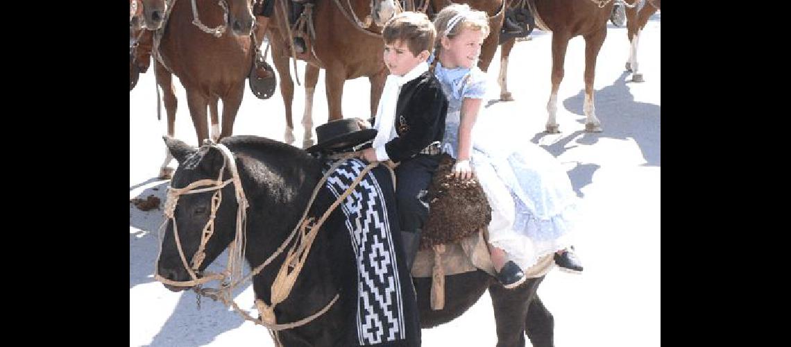 SimÃ³n BeherÃ�n y Lourdes RisueÃ±o primer premio pareja de niÃ±os enancados 