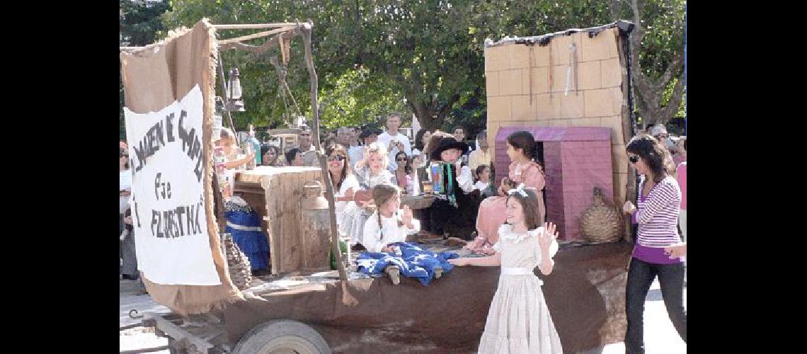 Carroza de La Florentina una escuela rural ligada al campo desde 1964 