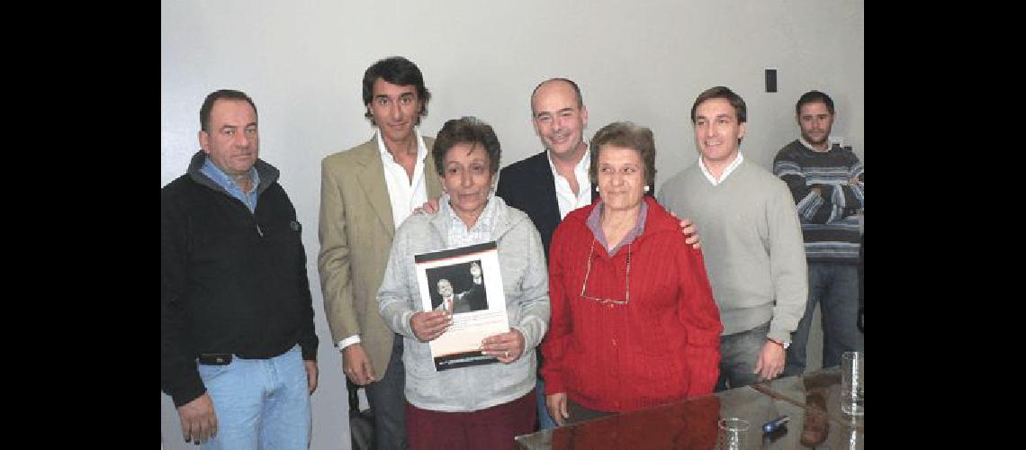 El intendente Fisher el subsecretario Dr Terrera y el director de Tierras junto a AngÃ©lica y Amanda Loyola dos nuevas titulares de escrituras Agencia 