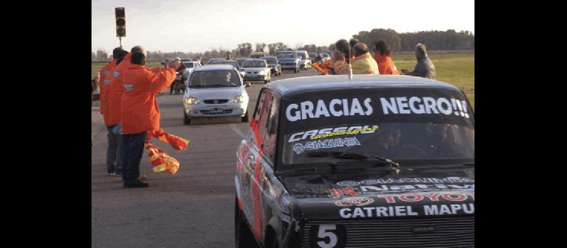 Juanjo Cassou en el auto del piloto MartÃ­n Laborda acompaÃ±Ã³ a su amigo Juan JosÃ© JuÃrez en el Ãºltimo paso por el AutÃ³dromo Hermanos Emiliozzi Miguel Angel 