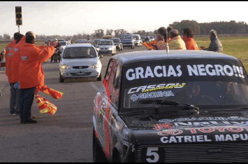 Juanjo Cassou en el auto del piloto MartÃ­n Laborda acompaÃ±Ã³ a su amigo Juan JosÃ© JuÃrez en el Ãºltimo paso por el AutÃ³dromo Hermanos Emiliozzi Miguel Angel 