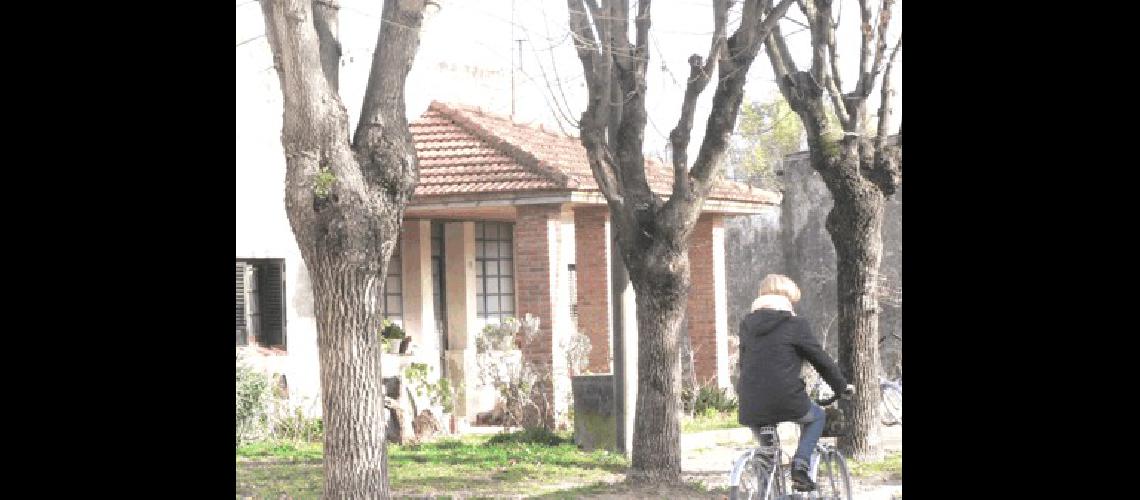 El intendente la ministra y los funcionarios junto con los empleados de la empresa que realizarÃ la obra Fotos- Agencia 
