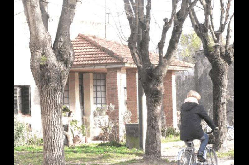 El intendente la ministra y los funcionarios junto con los empleados de la empresa que realizarÃ la obra Fotos- Agencia 