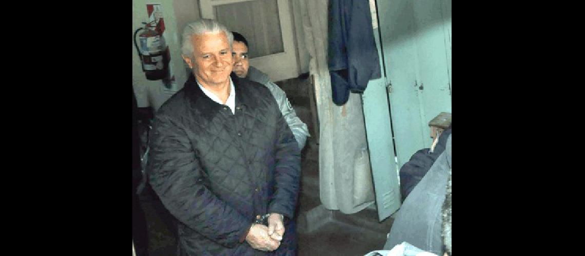 Walter Grosse capitÃn retirado no dejÃ³ de sonreÃ­r mientras pasÃ³ ante los familiares de las vÃ­ctimas Lucas Pagano