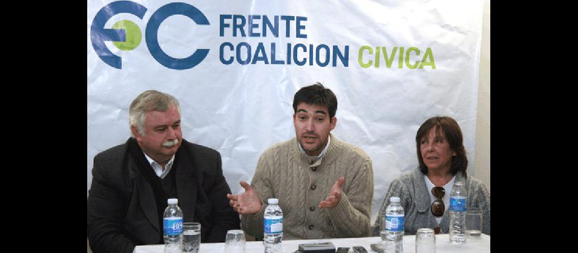 AdriÃn PÃ©rez flanqueado por Ernesto Cladera e Isabel Gainza Claudio MartÃ­nez