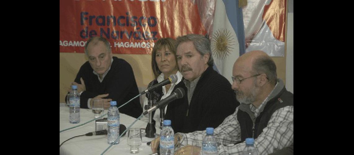 Felipe SolÃ junto a los Cura y Abad Carlos RamÃ­rez