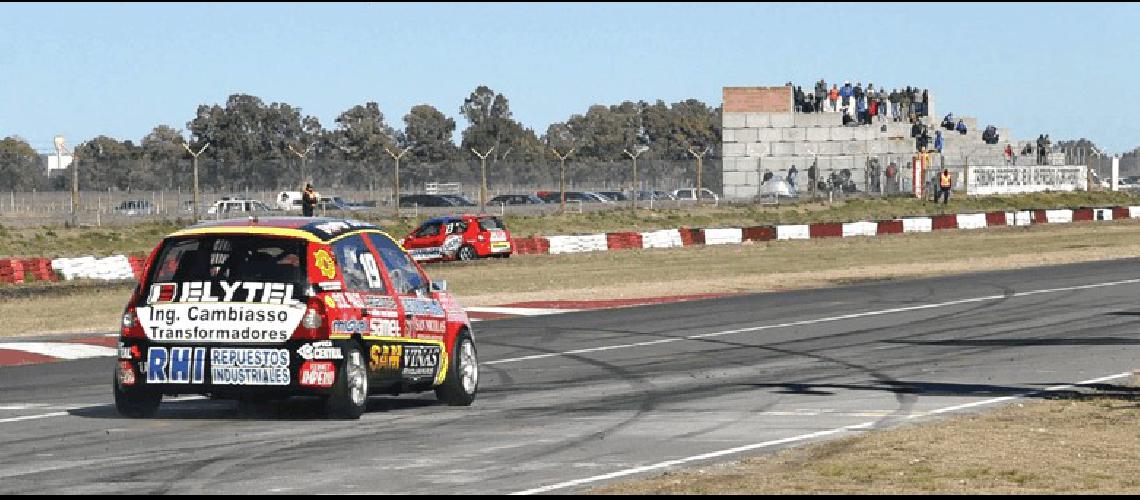 La tribuna semivacÃ­a y ninguna persona en el alambrado Un estupendo espectÃculo en la pista y falta de pÃºblico en el AutÃ³dromo mostrÃ³ el paso del Turismo Nacional Lucas Pagano 