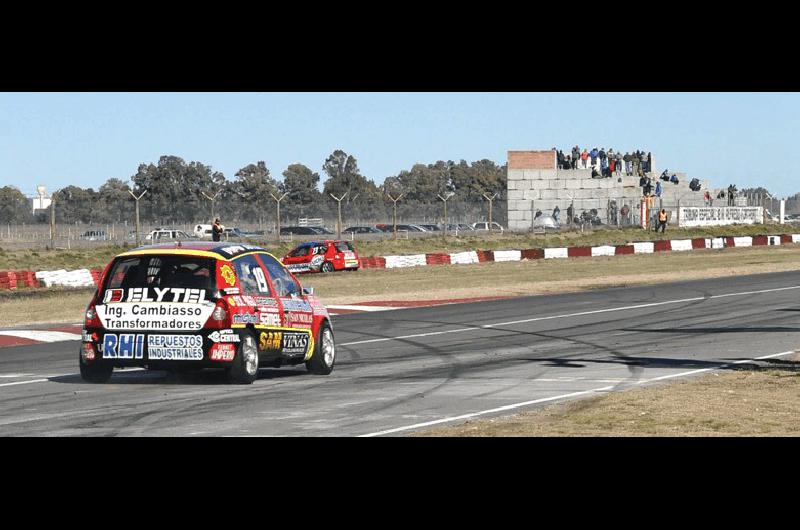 La tribuna semivacÃ­a y ninguna persona en el alambrado Un estupendo espectÃculo en la pista y falta de pÃºblico en el AutÃ³dromo mostrÃ³ el paso del Turismo Nacional Lucas Pagano 