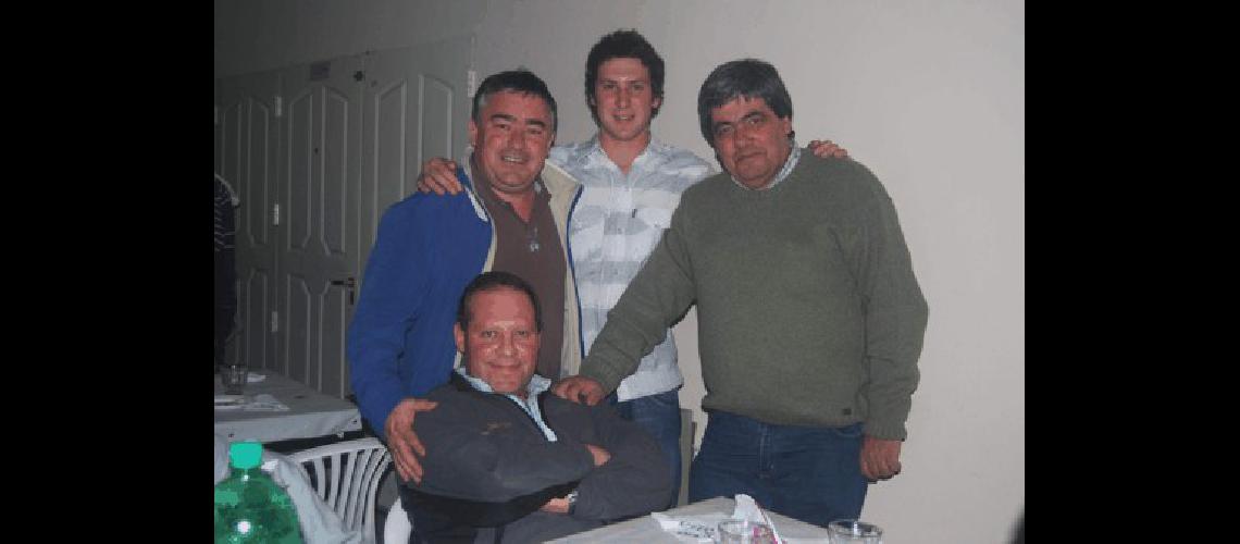 Emilio SÃnchez Guillermo MilÃ­a y Eduardo Dimateo colaboran con NicolÃs Pezzucchi en el TC Pista Mouras Miguelangel 