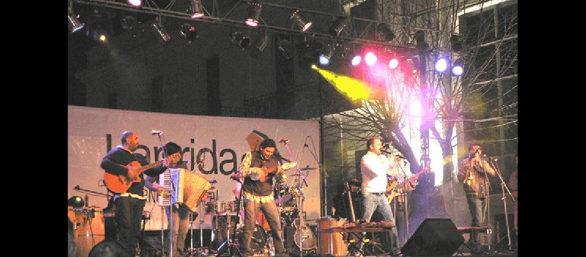 Los Tekis cerraron el aniversario de Laprida 