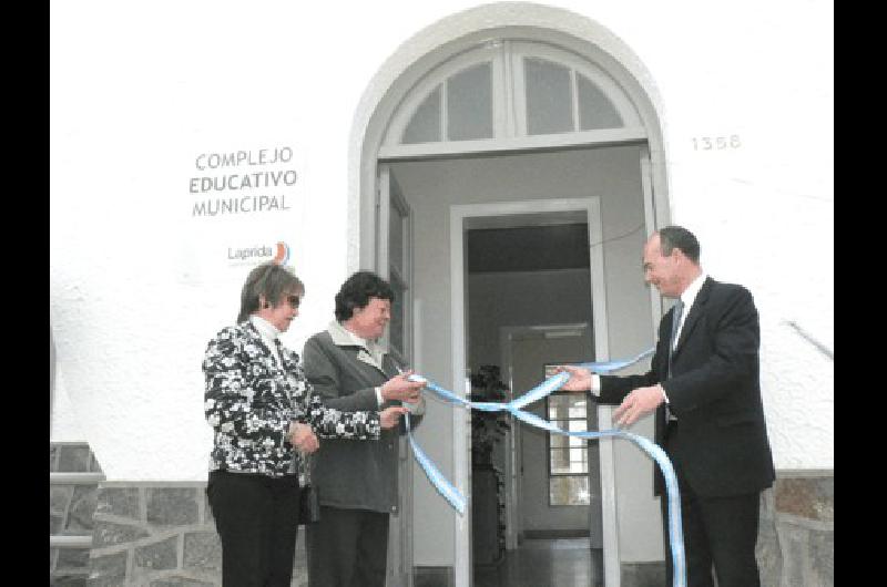 El Intendente corta la cinta junto con la coordinadora de la carrera y la presidente del Consejo Escolar cortaron la cinta en la puerta del complejo 