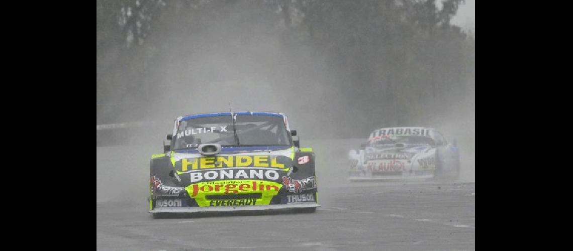 Emanuel Moriatis ganÃ³ de punta a punta la carrera del Turismo Carretera disputada bajo la lluvia en Buenos Aires TÃ©lam 