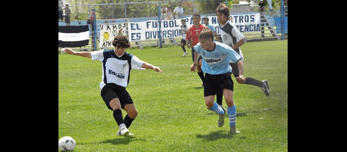 Los pibes que dirige Mario Buceta derrotaron a Azul y ahora deberÃn enfrentar a Laprida Fotos Marcelo Kehler 