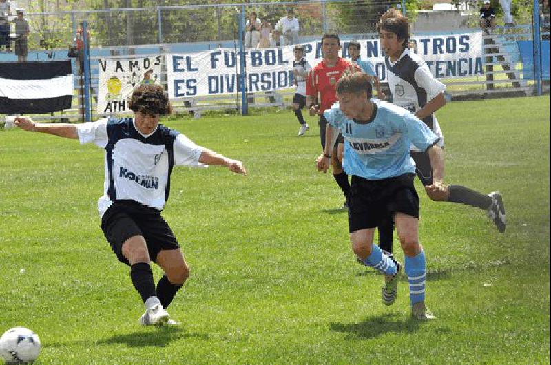 Los pibes que dirige Mario Buceta derrotaron a Azul y ahora deberÃn enfrentar a Laprida Fotos Marcelo Kehler 