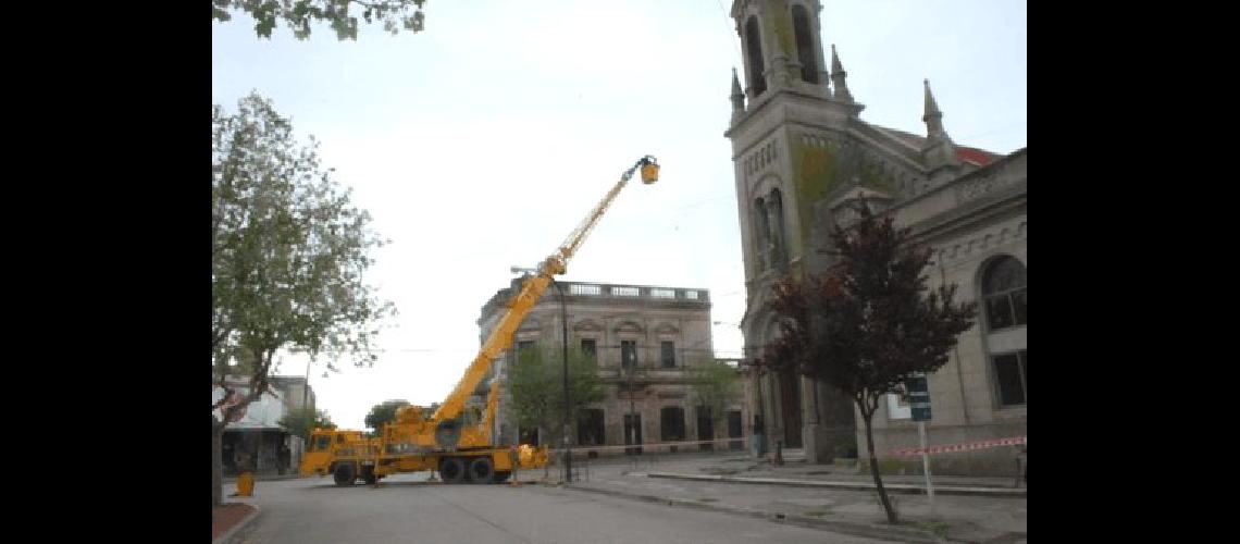 La grÃºa en pleno trabajo LimpiarÃn todas las paredes y evalÃºan pintar el interior de la Iglesia 