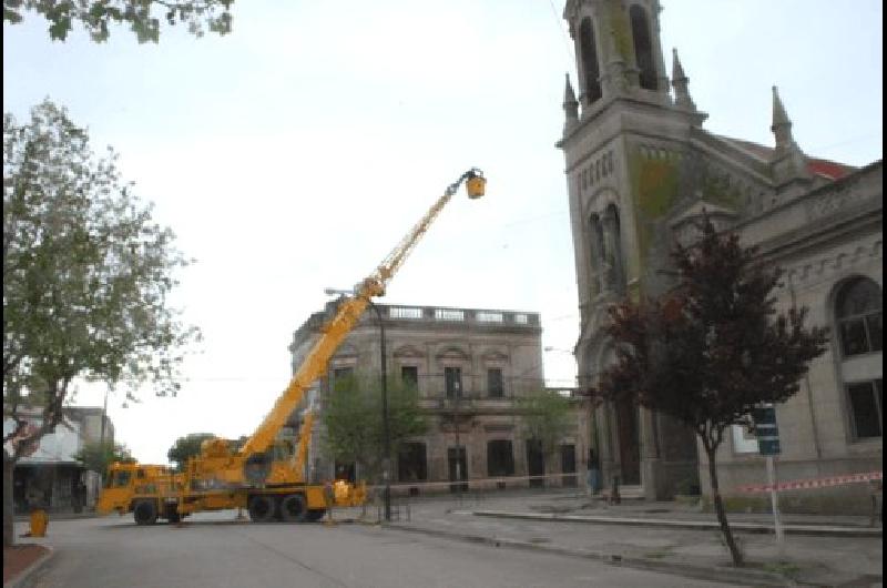La grÃºa en pleno trabajo LimpiarÃn todas las paredes y evalÃºan pintar el interior de la Iglesia 