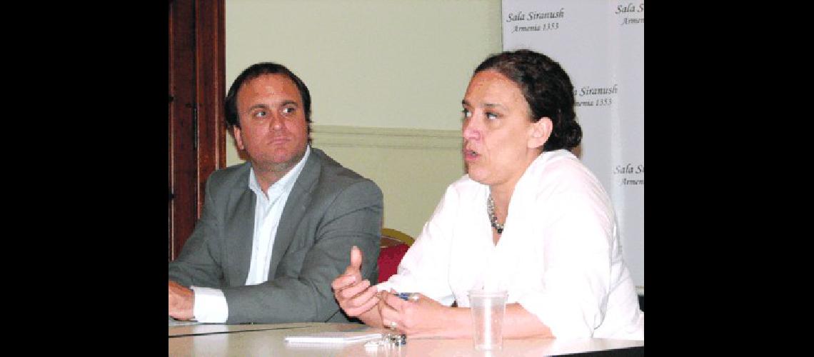 La diputada Gabriela Michetti junto a Federico SuÃrez 