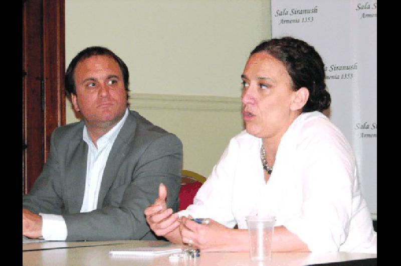 La diputada Gabriela Michetti junto a Federico SuÃrez 