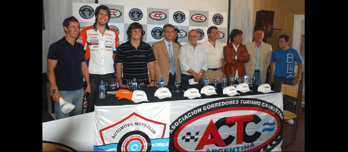 Los pilotos del TC PernÃ­a Castellano y De Benedictis el intendente Eseverri el presidente del AMCO CajÃ©n y el vice Benigni autoridades de la ACTC y el local SebastiÃn CiprÃ©s tomaron parte de la presentaciÃ³n Miguelangel 