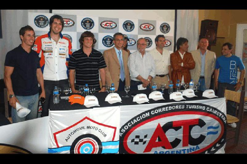 Los pilotos del TC PernÃ­a Castellano y De Benedictis el intendente Eseverri el presidente del AMCO CajÃ©n y el vice Benigni autoridades de la ACTC y el local SebastiÃn CiprÃ©s tomaron parte de la presentaciÃ³n Miguelangel 