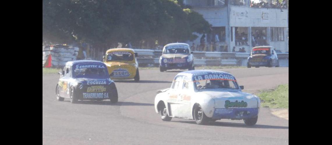 Walter GutiÃ©rrez por delante de RomÃn Morey Gelso y Spinella GanÃ³ el de Azul en su despedida del automovilismo Fotos Miguelangel 