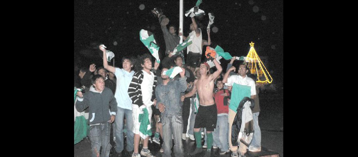 Jugadores e hinchas festejan en el mÃstil de la plaza Fotos- Agencia 