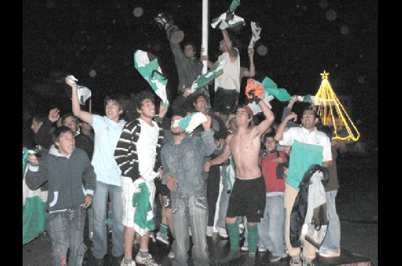 Jugadores e hinchas festejan en el mÃstil de la plaza Fotos- Agencia 