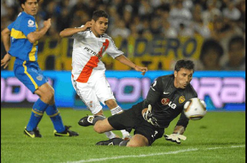 Daniel Villalva estÃ� a punto de convertir un gol para River pero la pelota finalmente pegarÃ� en el poste TÃ©lam 