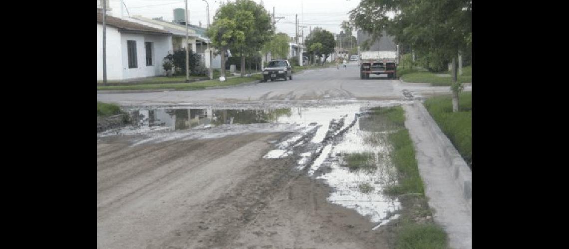 Los pozos son una constante en las calles de tierra Los dÃ­as de lluvia se complica el trÃnsito 